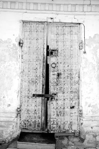 Porta di vecchio edificio a Vologda . — Foto Stock