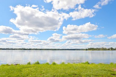 Yaz gölde Siverskoe.