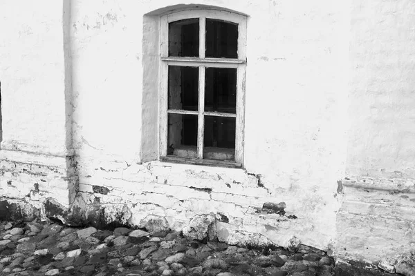 Okna budovy v klášteře Priluki Spasitele. — Stock fotografie