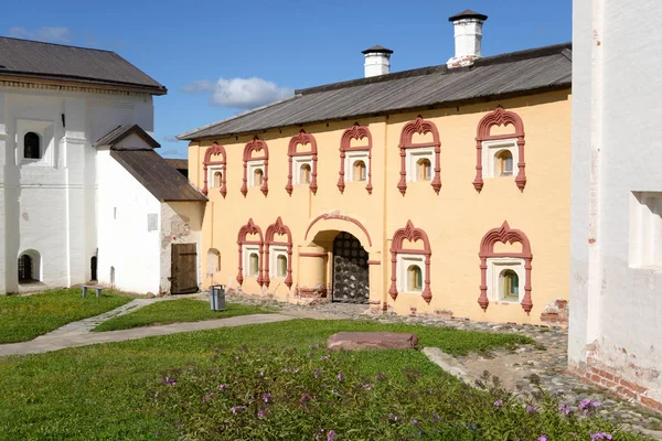 Casa cava en Kirillo-Belozersky monasterio . — Foto de Stock