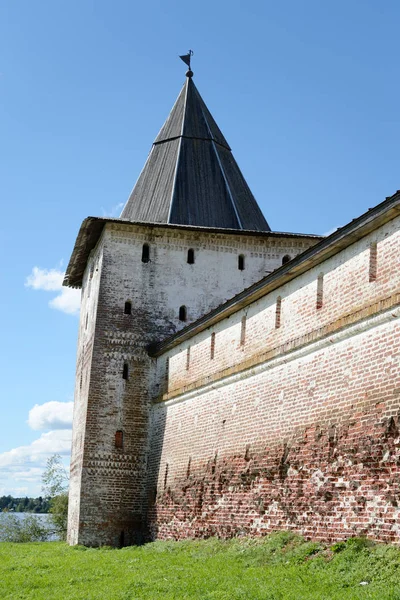 Torre de la fortaleza del monasterio Kirillo-Belozersky durante el día . — Foto de Stock