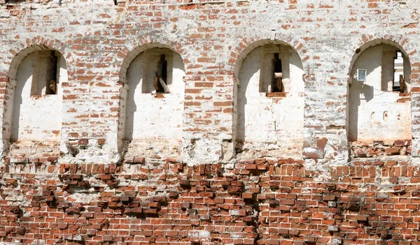 Mur de forteresse du monastère Kirillo-Belozersky le jour . — Photo
