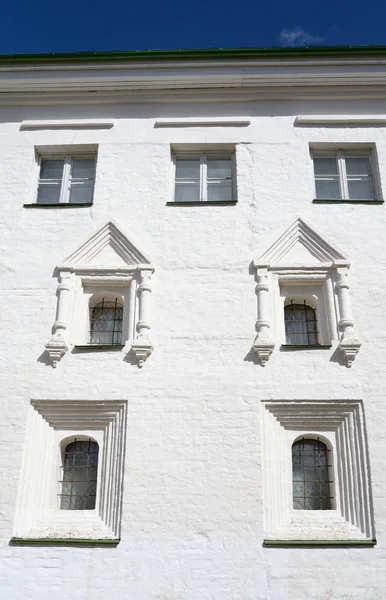 Fenster der St.-Nikolaus-Kirche in Vladychnaya Sloboda. — Stockfoto