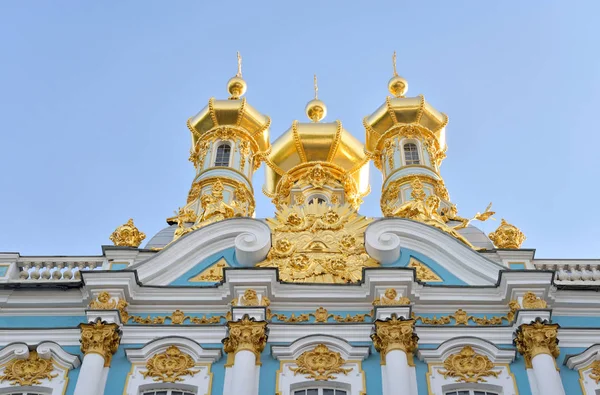 Coupoles dorées de l'église Catherine Palace . — Photo
