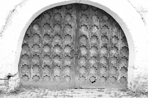 Stare metalowe średniowiecznej bramy. — Zdjęcie stockowe