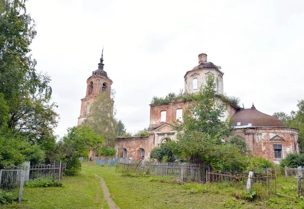 Die zerstörte Kirche des Hl. Nikolaus im Dorf Priluki. — Stockfoto