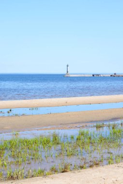 Ladoga Gölü kıyısında deniz feneri.