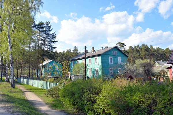 Paesaggio estivo con casa rurale . — Foto Stock