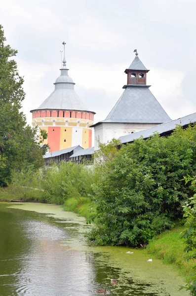 Fästning vägg av Frälsare Priluki kloster. — Stockfoto