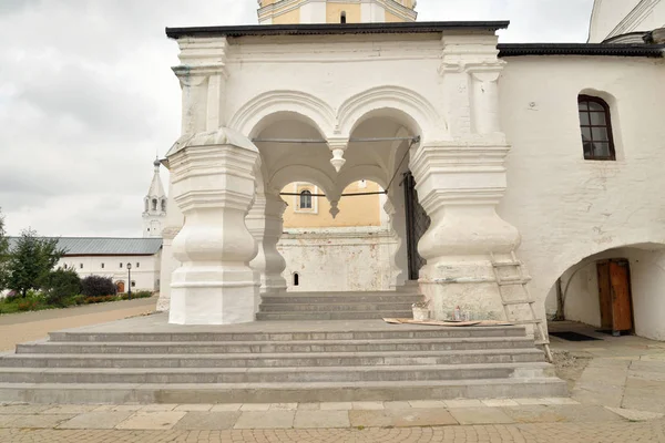 Veranda der Spasski-Kathedrale im Erlöser-Priluki-Kloster. — Stockfoto