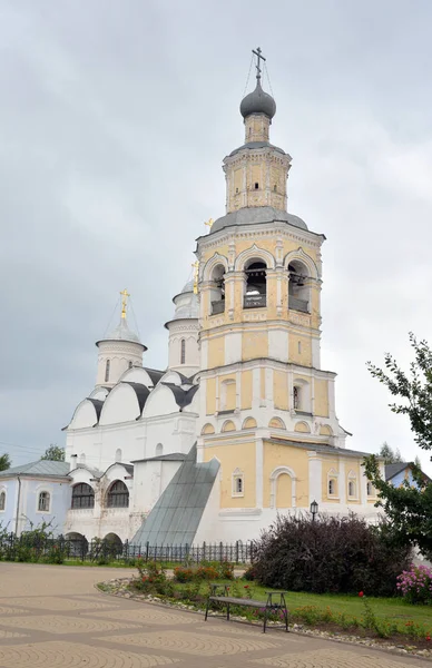 救世主プリルキ修道院の鐘桜でスパスキー大聖堂. — ストック写真