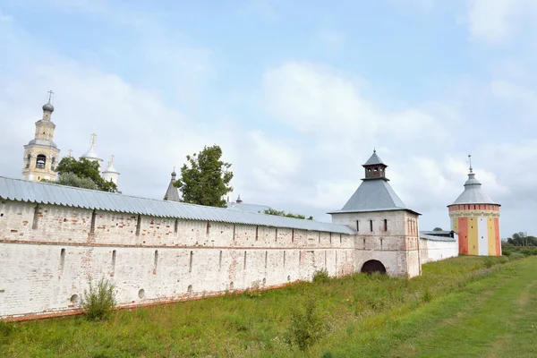 Fästning vägg av Frälsare Priluki kloster. — Stockfoto