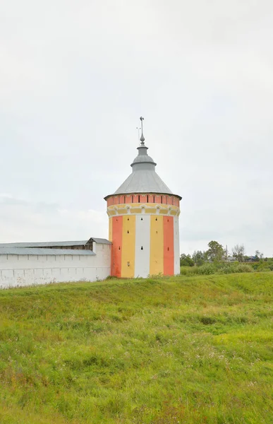 Fortress tower of Saviour Priluki Monastery. — Stock Photo, Image