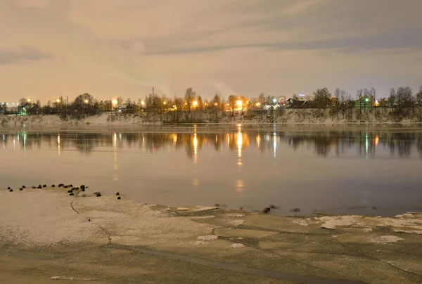 Pohled na řeku Něva na večer. — Stock fotografie
