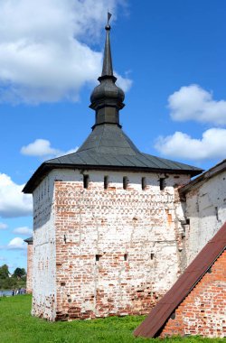 Kale Kirillo Belozersky kule manastır gündüz.