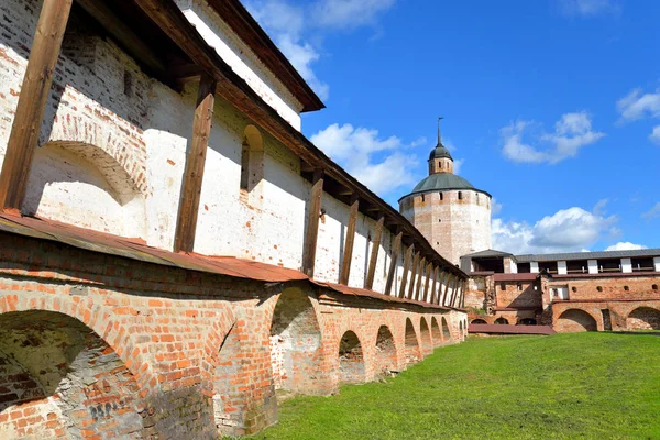 Fortress wall of Kirillo-Belozersky monastery by day. — Stock Photo, Image