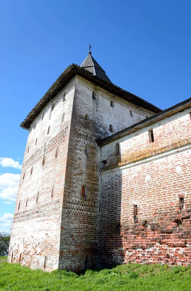 Torre de la fortaleza del monasterio Kirillo-Belozersky durante el día . — Foto de Stock