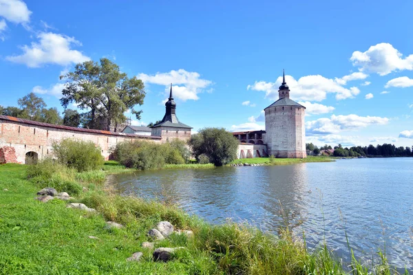 Kirillo-Belozersky monasterio y lago Siverskoe por día . — Foto de Stock