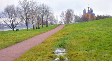 Park ve geçit sonbahar.