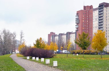 Park ve geçit sonbahar.