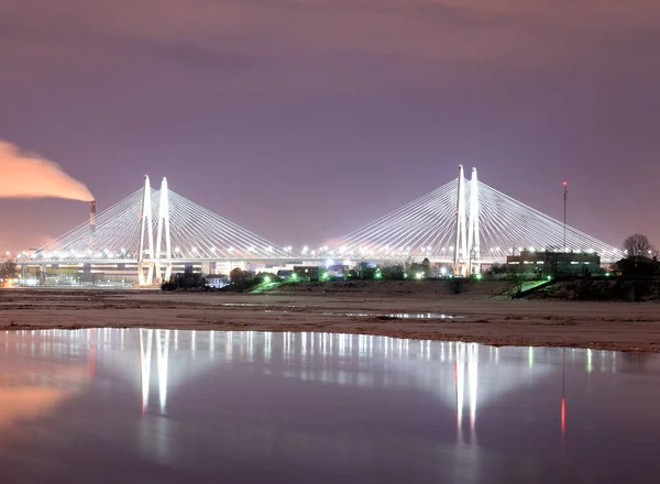 Zavěšený most v noci. — Stock fotografie