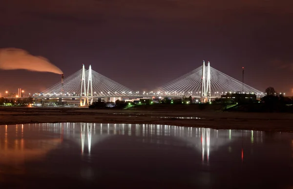 Pont suspendu par câble la nuit . — Photo