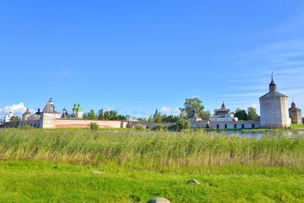 Monasterio Kirillo-Belozersky de día . — Foto de Stock