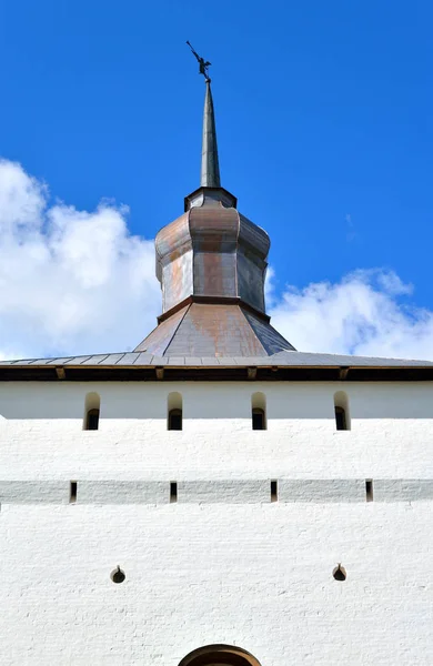 Torre de fortaleza do mosteiro de Kirillo-Belozersky durante o dia . — Fotografia de Stock