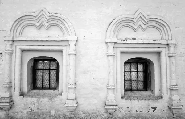 Janelas do edifício velho. — Fotografia de Stock