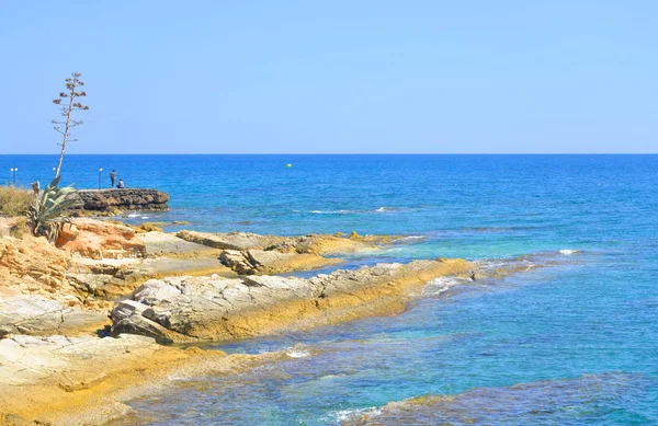 A a parton a Krétai-tengerre Rocks. — Stock Fotó