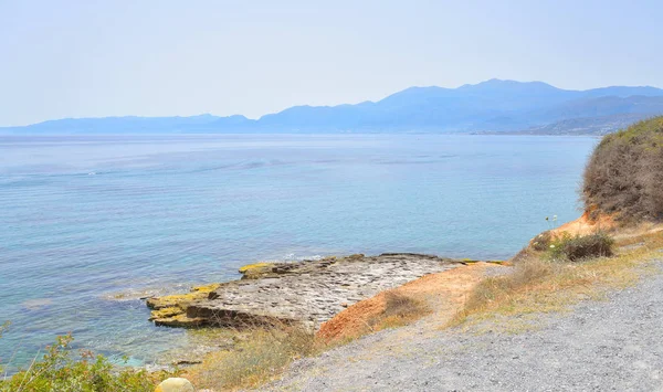 Rocce sulla costa del Mar Cretese . — Foto Stock