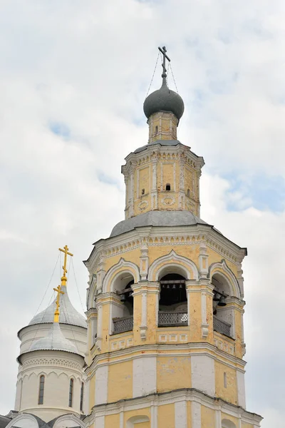 Nová zvonice s kostelem Alexy. — Stock fotografie