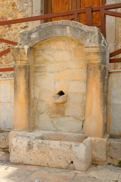 Ancienne fontaine à Hersonissos . — Photo