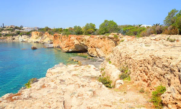 クレタ島の海岸の海の岩. — ストック写真