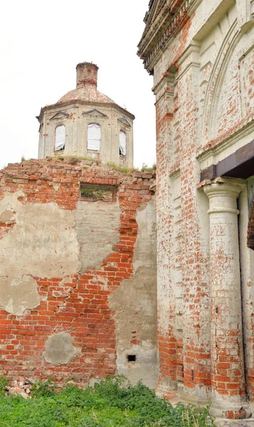 De verwoeste kerk van St. Nicholas in het dorp Priluki. — Stockfoto