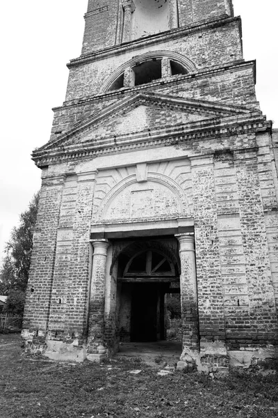 Den förstörda kyrkan St Nicholas i byn Priluki. — Stockfoto
