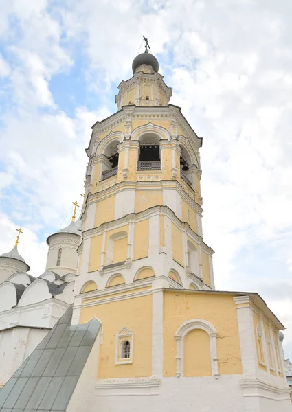 Nová zvonice s kostelem Alexy. — Stock fotografie
