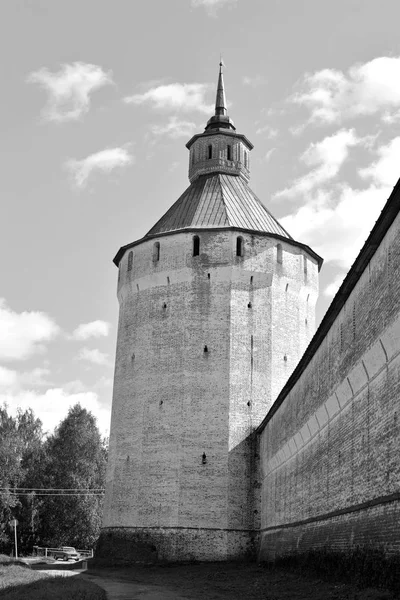 Erőd torony Kirillo-Belozersky kolostor nap. — Stock Fotó
