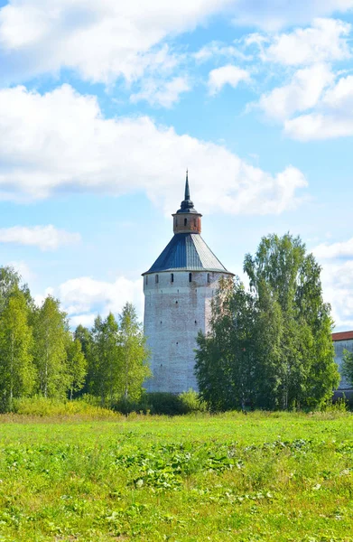 Fort toren van Kirillo-Belozersky klooster overdag. — Stockfoto