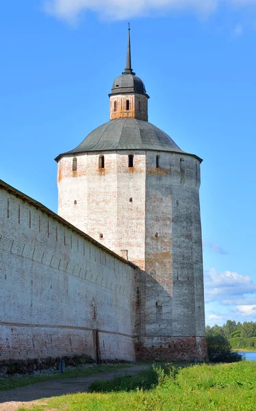 Torre de la fortaleza del monasterio Kirillo-Belozersky durante el día . — Foto de Stock