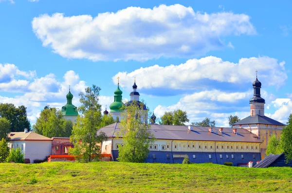 Monastère Kirillo-Belozersky de jour . — Photo