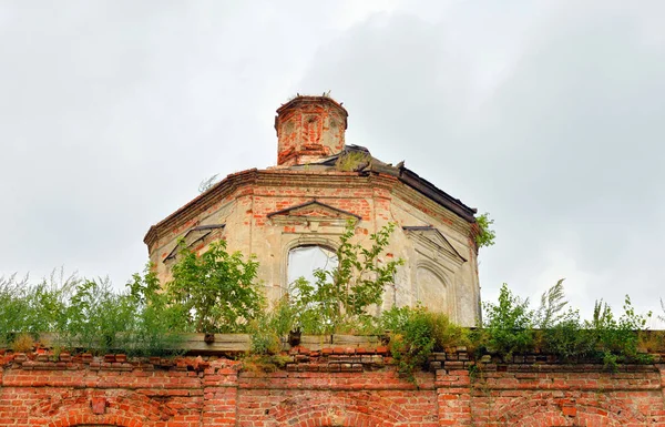 Zničený kostel svatého Mikuláše v obci Priluki. — Stock fotografie