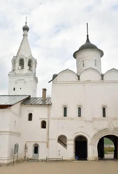 Kyrkan av uppstigning och bell tower. — Stockfoto