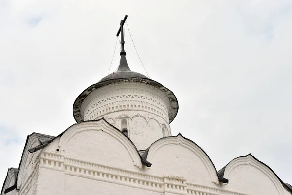 Kerk van de Hemelvaart in Verlosser Priluki klooster. — Stockfoto