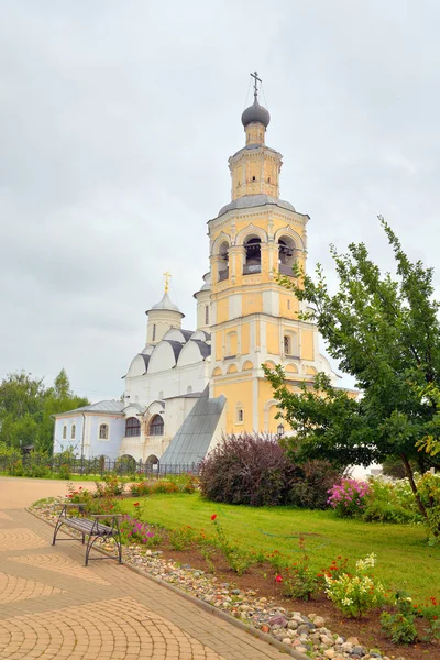 Catedral de Spassky com torre de sino no Mosteiro de Salvador Priluki . — Fotografia de Stock