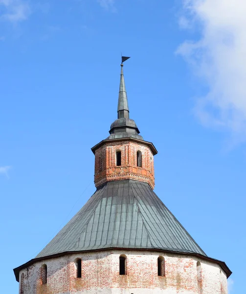 Torre de la fortaleza del monasterio Kirillo-Belozersky durante el día . —  Fotos de Stock
