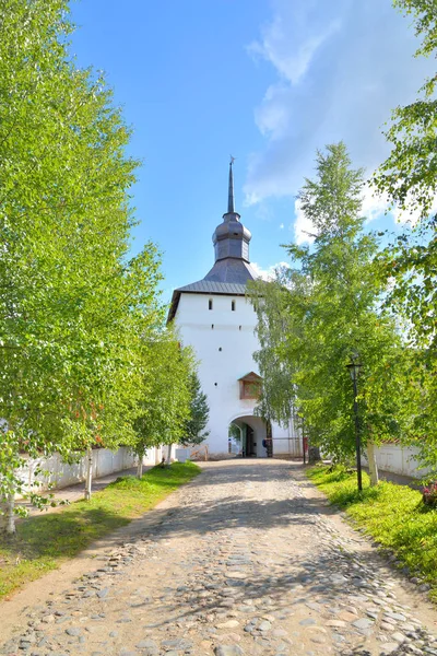 Pevnost tower Kirillo-Belozersky klášter ve dne. — Stock fotografie