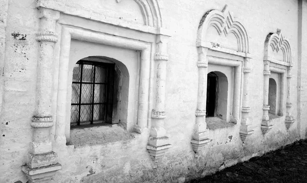 Windows of old building in Kirillo-Belozersky monastery. — Stock Photo, Image
