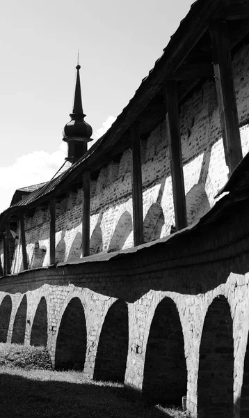 Wall of Kirillo-Belozersky monastery by day. — Stock Photo, Image