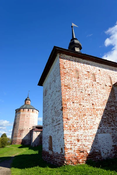 Tour de forteresse du monastère Kirillo-Belozersky le jour . — Photo